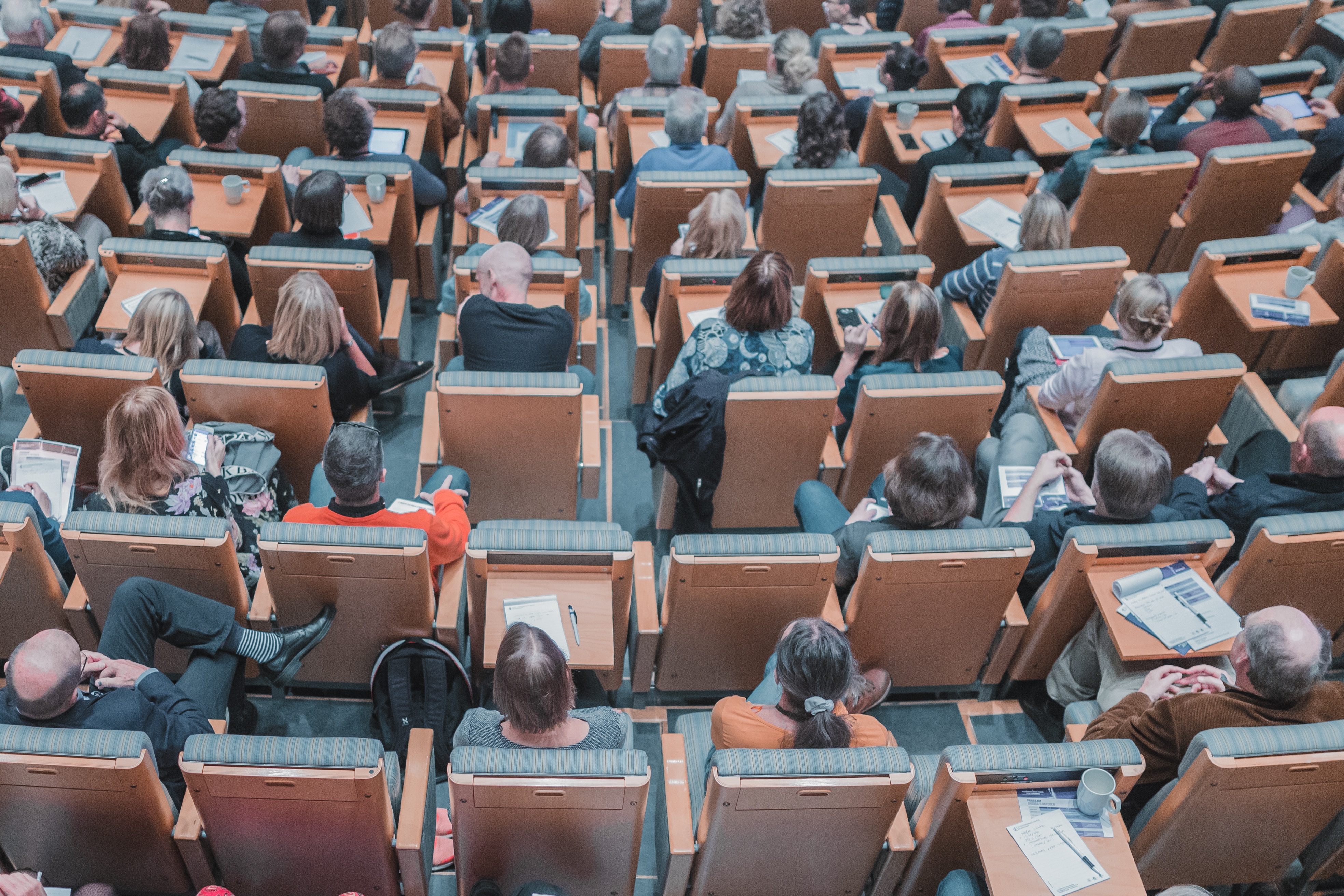 Fotografia di studenti in un anfiteatro